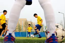 河北广宗：小球员踢“嗨”暑假图片