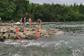 点赞！俩男孩溪边戏水突发生意外，41岁的他来不及脱衣直接跳进水中抱住他们图片