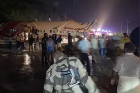 印度客机失事百余人死伤，幸存者还原坠机过程图片