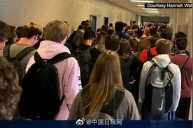 美国高校一张拥挤走廊照片引热议 福奇：戴口罩是抗疫关键图片