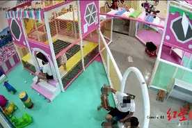 3岁男孩游乐园被陌生男子多次推搡倒地 调查：起因抢玩具，家长护子动粗已道歉图片