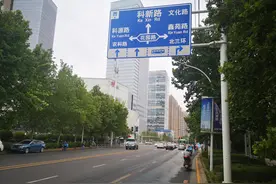 郑州一路口空中指示牌和地面标线不统一 过往司机有点懵图片