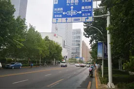 郑州一路口空中指示牌和地面标线不统一 过往司机有点懵图片