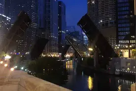 美国芝加哥发生大规模暴力抢劫：市内桥梁全部升起，超过100人被捕图片