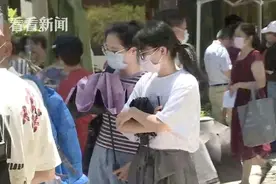 金句不断！95后主动出击相亲角：阿姨你看我行吗？图片
