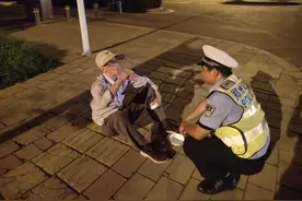 通过一串钥匙，细心民警助走失老人回家图片