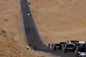 躺公路摆pose，网红打卡当心“命悬一线”图片