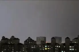 东方明珠遭遇雷电N连击？照片魔幻，但真没“亲”到……图片