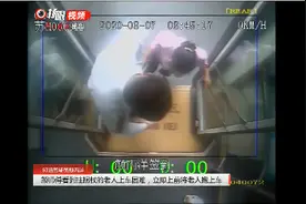 「视频」这两个熊抱很暖心！老人乘车腿脚不便，公交驾驶员抱她上下车图片