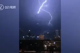 东方明珠证实被雷暴击中天线：通过避雷针系统引流到地下，安然无恙视频封面
