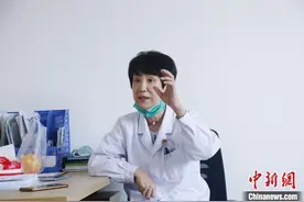 “光明引路人”：用第一台手术时的心面对第一千台手术图片