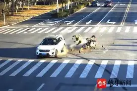 还不戴头盔？一组事故告诉你，戴不戴头盔结果真的不一样图片