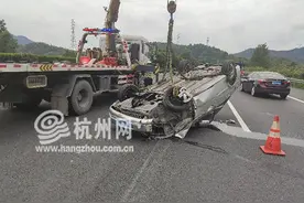 女司机想变道错把油门当刹车，结果车子“四脚朝天”翻在高速上……图片