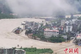 受持续特大暴雨袭击 北川老县城地震遗址道路积水最深1.5米图片