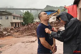 雅安暴雨73岁被埋老人获救后，叮嘱村支书儿子：把村里事情处理好图片