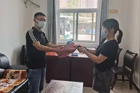 女子搭公交落下现金金饰，乘客捡到安全员接力物归原主图片