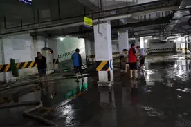 成都郫都一小区出现积水 居民“防洪”齐上阵图片