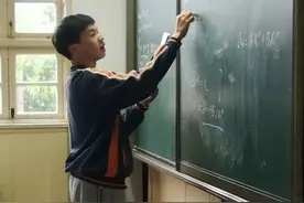 这位被清华录取的松江二中学子，长期为同学上数学拓展课，能弹会唱还玩电竞图片