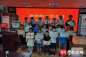 孩子们“旅行”到宇宙边缘，“超越”阿姆斯特朗在月球的足迹图片