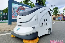 每小时清扫上千平方米 智能清洁机器人金沙滩啤酒城内“开跑”图片