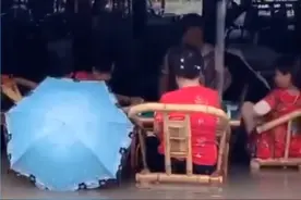 成都大妈洪水中打麻将视频热传，席间有说有笑，网友：风雨无阻图片