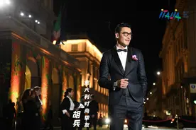 胡兵黑色西装造型 绅士感十足图片