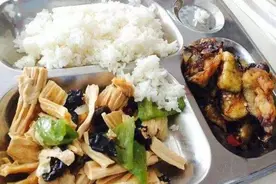 一组小学生的食堂调查：给低年级同学少盛点饭，学校剩饭剩菜少了很多图片