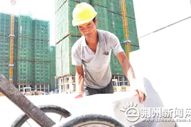 实拍！烈日炎炎下的荆州搬砖工：一天运送3000块图片