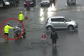 交警雨中赤脚执勤 路过市民递上暖心雨鞋图片
