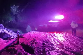 北川孕妇雨夜独自驾车翻进2米高河沟 山洪中警民合力成功救援图片