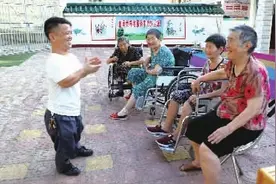 借钱开办养老院“袖珍院长”撑起老人们一片天图片