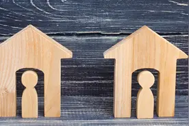 不满儿子卖房，老伯2年内多次堵锁眼锯水管剪电线被公诉图片