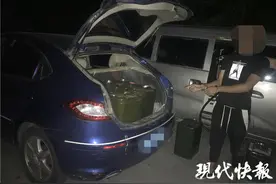 后备厢塞满汽油桶，男子非法加油被抓图片