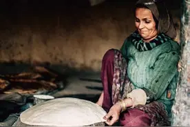 一位阿富汗女性和她的馕铺图片