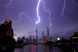 东方明珠被“劈”上热搜：不是“渡劫”是“接闪”图片