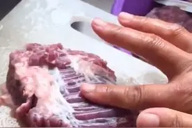 马来西亚网络疯传牛肉诡异抽搐抖动影片 砧板上准备切的牛肉竟然抽搐抖动起来图片