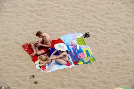 荷兰迎来夏日高温 海滩人群摩肩接踵图片