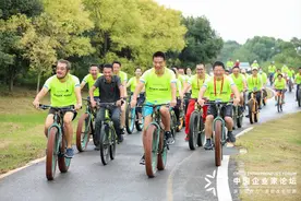 精彩图集｜多位知名企业家在光谷严西湖边骑行 感受武汉自然之美图片