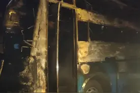 印度卡纳塔克邦一客运大巴车起火 造成5死27伤图片