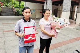 重庆市2020年高考第一份录取通知书发放图片