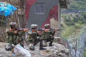 印军在巴基斯坦控制线附近首次部署女兵图片