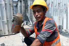 探访高温下的户外工作者：榔头敲啊敲，敲出三套房图片