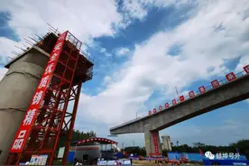 完美！全省首座跨越京沪铁路转体桥成功实现“第一转”图片
