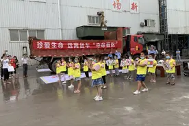四川自贡大安区老中幼三代开展交通安全活动图片