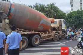 突发！海口一水泥罐车与电动车相撞 电动车驾驶人受伤图片