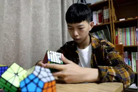 菏泽定陶：少年酷爱魔方 10秒将其复原图片