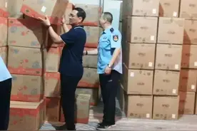 河北保定捣毁一纸制品造假窝点 查获假冒品牌抽纸1000余箱图片