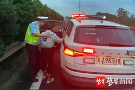老人高速上来回穿行，交警火速赶到化解险情图片