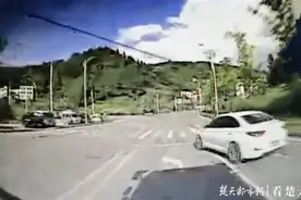 只是因为人群中“看你不顺眼”，路怒男子驾车逼停考试的教练车图片