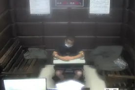 火车站里，男青年快步走到民警身边碰了下小臂：前面那个人偷了手机，我跟过来的图片